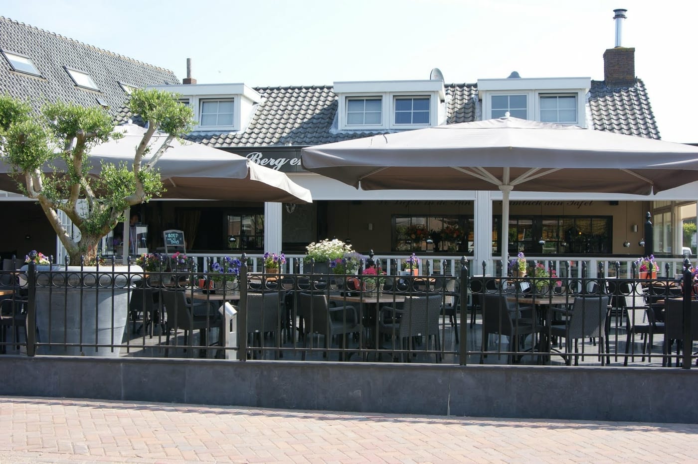 Het terras met parasols van pannenkoekenboerderij Langs Berg en Dal