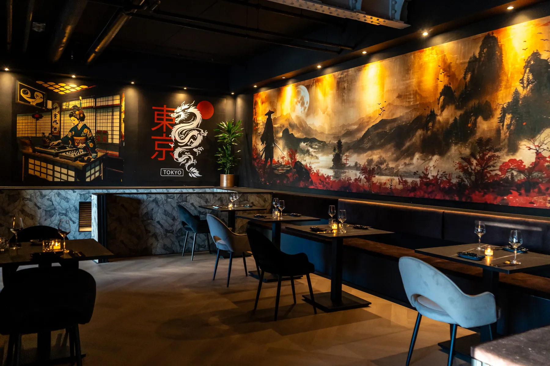 De zaal van Donso Sushi en Cocktail Bar in Rotterdam met de grote Japanse muurschildering